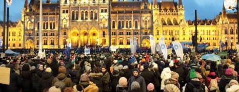 Képes beszámoló az országos, rabszolgatörvény elleni tűntetés budapesti helyszínéről