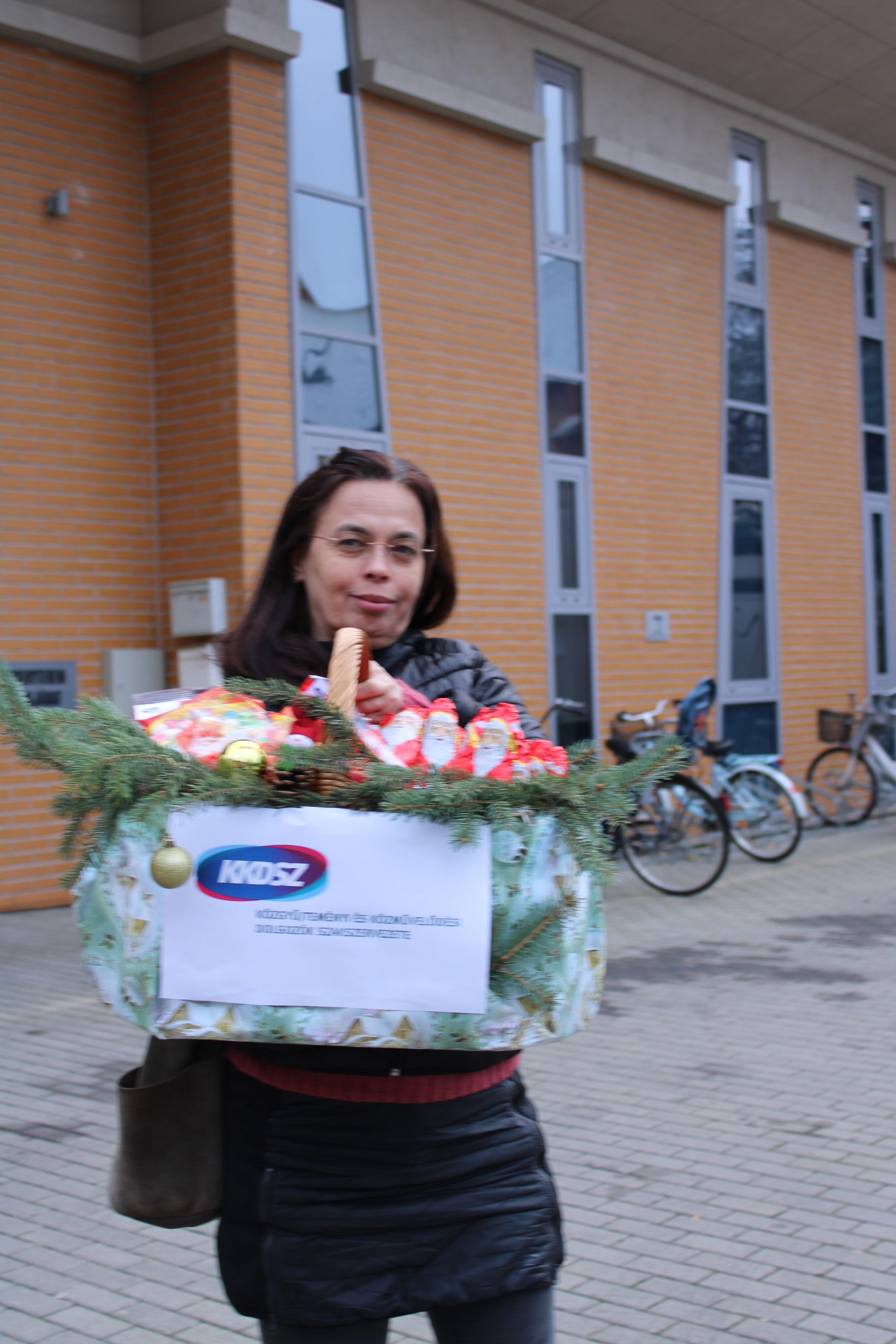 KKDSZ-hez tette le a Mikulás az ajándékát Békéscsabán a Csabagyöngye Kulturális Központ dolgozóinak